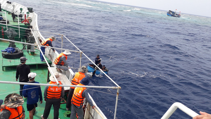 Huy động lực lượng tìm kiếm tàu cá Bình Định hỏng máy, thả trôi trong vùng ảnh hưởng bão - Ảnh 1.