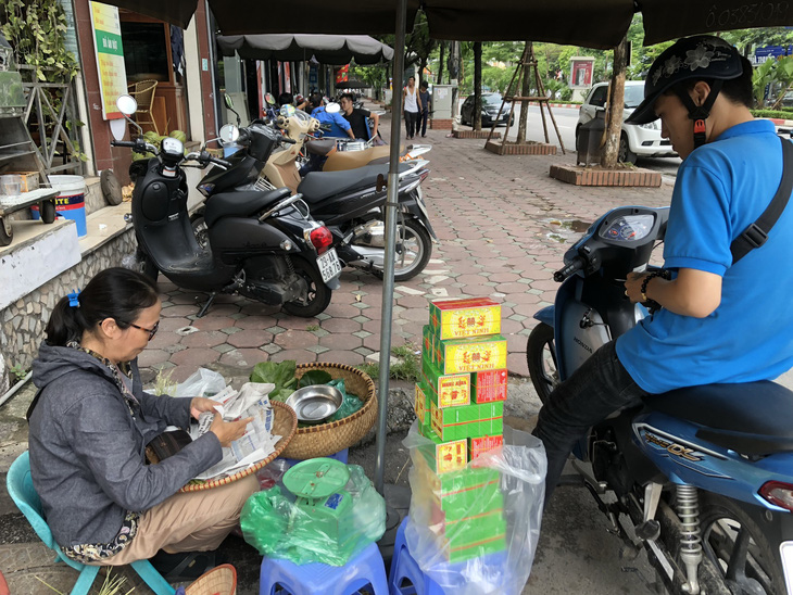 Vào thu, cốm làng Vòng nhộn nhịp đi Nhật, Mỹ… - Ảnh 1.