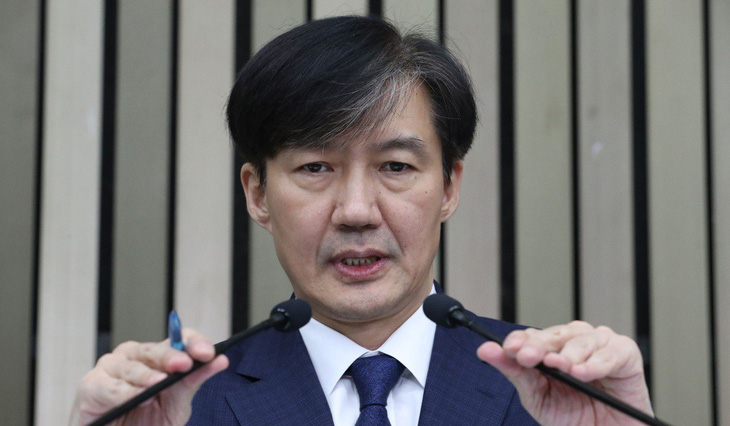 Bị tố đạo đức giả, quan chức Hàn tổ chức họp báo thanh minh dài 11 tiếng - Ảnh 1.