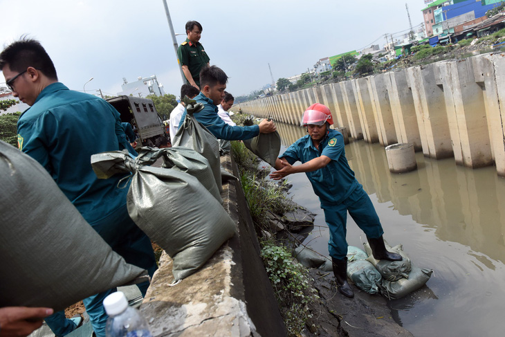 Triều cường đầu năm vượt báo động 3, TP.HCM ứng phó khẩn - Ảnh 1.