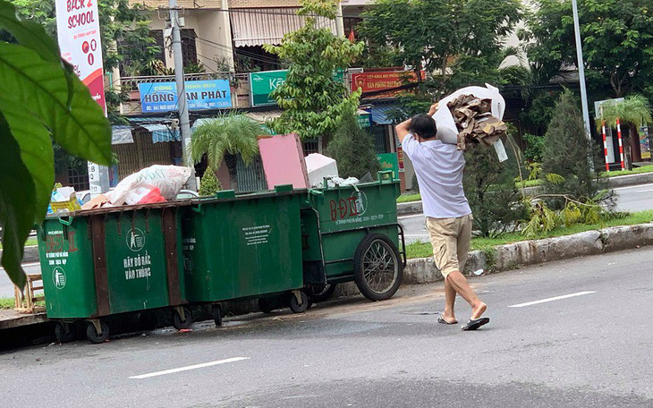 Tranh cãi trách nhiệm bỏ rác lên xe thu gom thuộc về ai ?