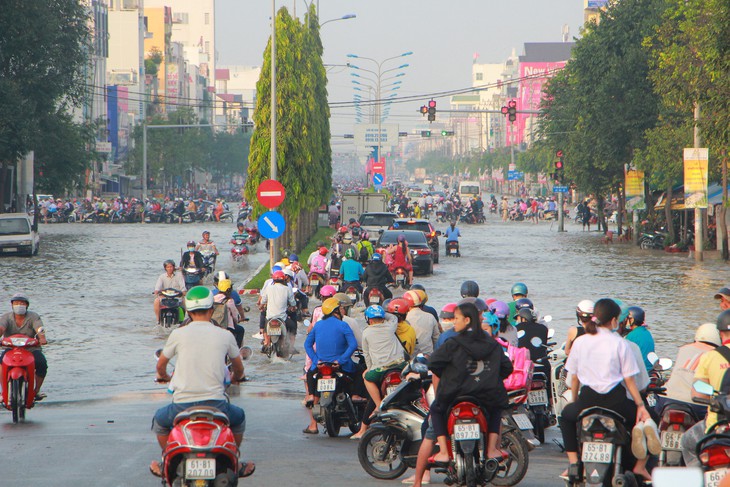 Ngập lịch sử, cả Cần Thơ và Vĩnh Long lênh láng nước trên phố - Ảnh 3.