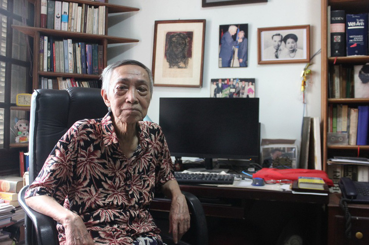 87 tuổi, dịch giả Dương Tường soi kính lúp dịch Kiều sang tiếng Anh - Ảnh 1.