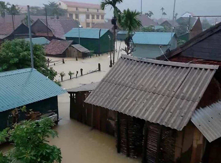 Nước sông Sê Pôn tràn vào khu dân cư, hàng ngàn hộ dân phải sơ tán - Ảnh 5.