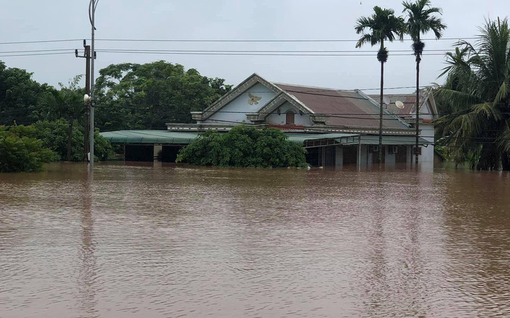 Nước sông Sê Pôn tràn vào khu dân cư, hàng ngàn hộ dân phải sơ tán