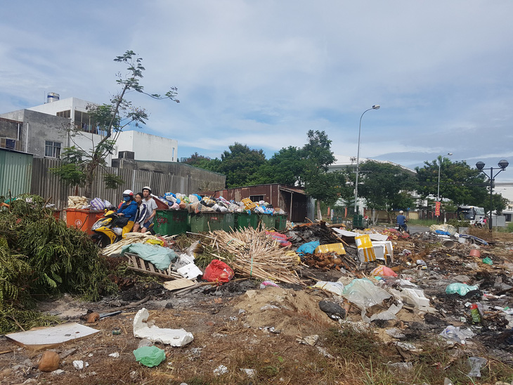 Thu gom rác thải ở Đà Nẵng: Nhiều bất cập đang lộ ra - Ảnh 2.