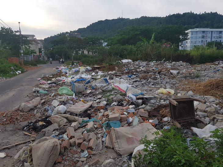 Thu gom rác thải ở Đà Nẵng: Nhiều bất cập đang lộ ra - Ảnh 1.