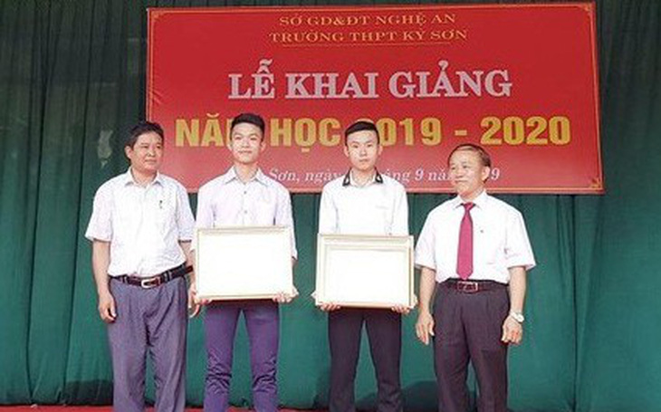 Khen thưởng 2 nam sinh dũng cảm cứu người trong lũ dữ