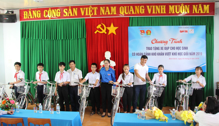 Trao 60 xe đạp cho học sinh nghèo Bình Định ngày khai giảng - Ảnh 1.