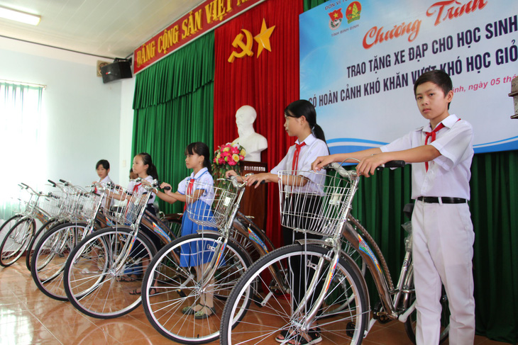 Trao 60 xe đạp cho học sinh nghèo Bình Định ngày khai giảng - Ảnh 2.
