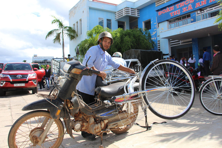 Trao 60 xe đạp cho học sinh nghèo Bình Định ngày khai giảng - Ảnh 4.