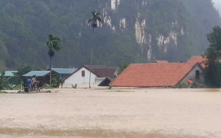 Miền Trung chìm trong biển nước, hơn 15.000 nhà bị ngập