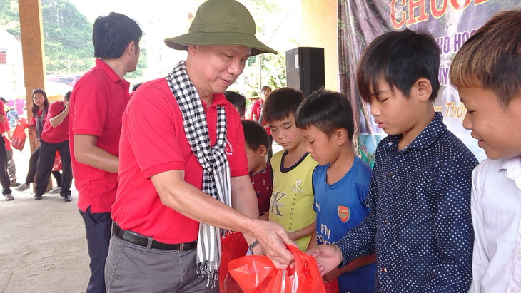 Đoàn về nguồn Ban Tuyên giáo Thành ủy TP.HCM trao 100 suất quà cho học sinh biên giới - Ảnh 2.
