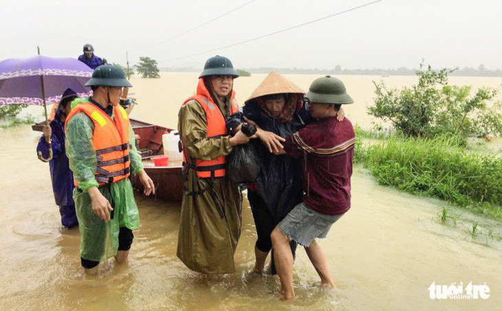 Vượt lũ đưa sản phụ đi... vượt cạn - Ảnh 1.