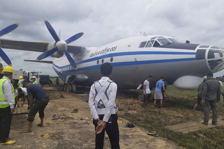 Sân bay Myanmar đóng cửa vì máy bay quân sự trượt đường băng - Ảnh 1.