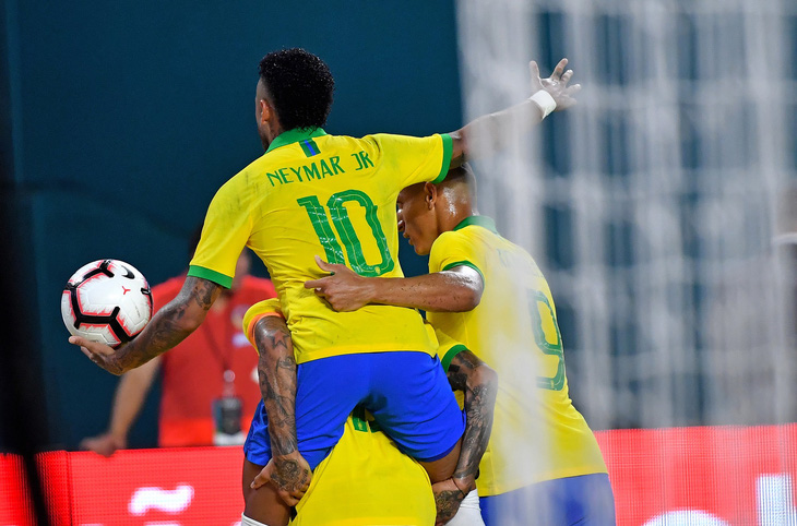 Neymar ghi bàn, Brazil hòa Colombia 2-2 - Ảnh 1.