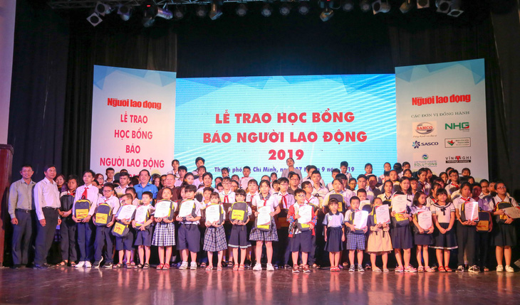 121 suất học bổng cho con em công nhân khó khăn - Ảnh 3.