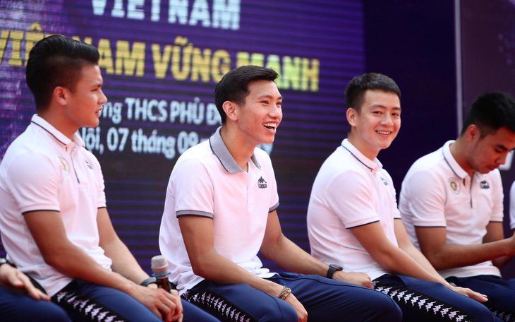 CLB Hà Nội phủ nhận thông tin có doanh nghiệp Việt Nam trả lương cho Đoàn Văn Hậu