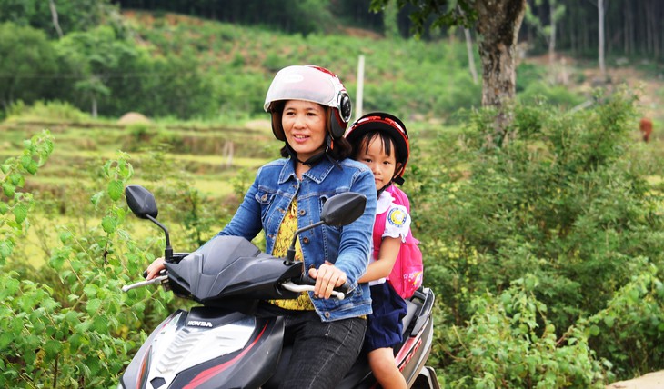 Người phụ nữ 6 năm miệt mài chở con người dưng đến trường - Ảnh 1.