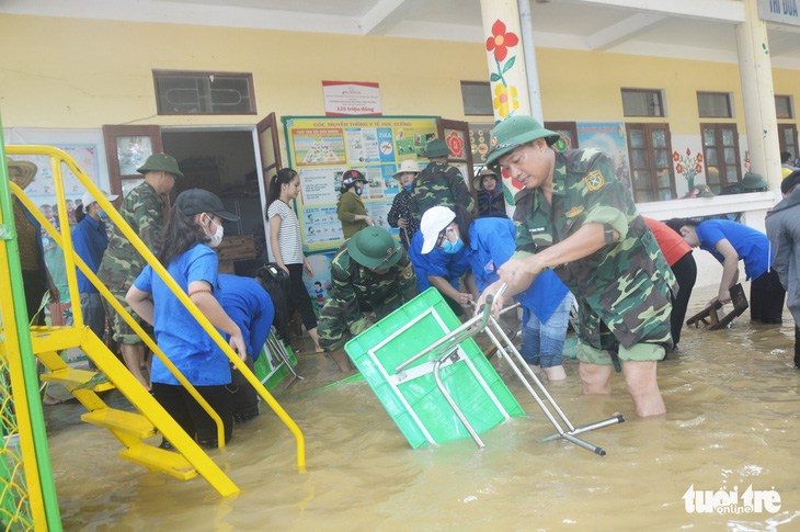 ‘Rốn lũ’ Hà Tĩnh những ngày ấm áp tình người - Ảnh 1.