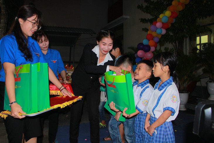Con em người bán báo cùng vui Đêm hội trăng rằm - Ảnh 3.
