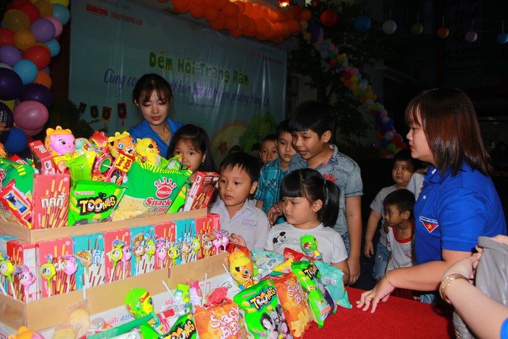 Con em người bán báo cùng vui Đêm hội trăng rằm - Ảnh 1.