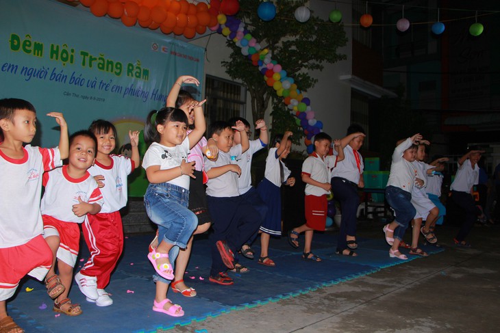 Con em người bán báo cùng vui Đêm hội trăng rằm - Ảnh 5.