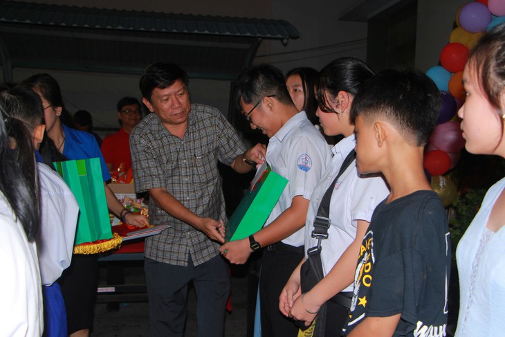 Con em người bán báo cùng vui Đêm hội trăng rằm - Ảnh 2.