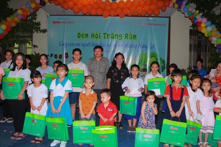 Con em người bán báo cùng vui Đêm hội trăng rằm - Ảnh 6.