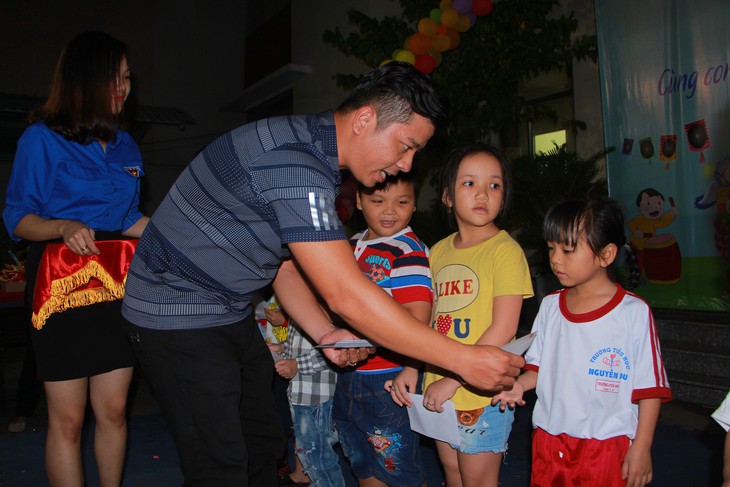 Con em người bán báo cùng vui Đêm hội trăng rằm - Ảnh 4.