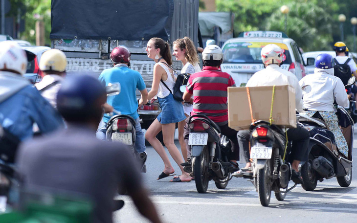 Người nước ngoài vi phạm luật giao thông: Khách hành xử sai, phải xem lại chủ nhà