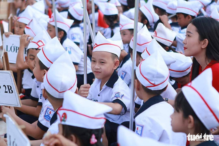 Hàng trăm trường khai giảng bù sau mưa lũ - Ảnh 1.