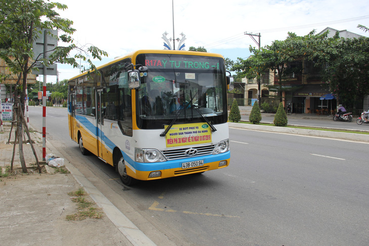 Hơn 50 tài xế xe buýt Đà Nẵng đi đòi lương ngay ngày đầu năm mới - Ảnh 1.