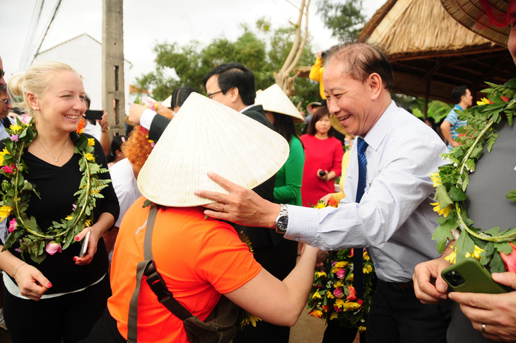 Hội An mở cửa làng rau Trà Quế chào đoàn khách xông đất Hội An - Ảnh 4.