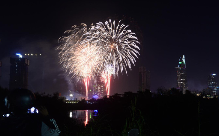 Người dân đổ ra đường xem pháo hoa, chào đón năm mới 2020