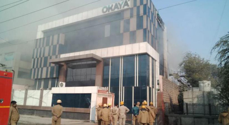 Cháy lớn ở Ấn Độ, lính cứu hỏa cũng bị mắc kẹt - Ảnh 1.
