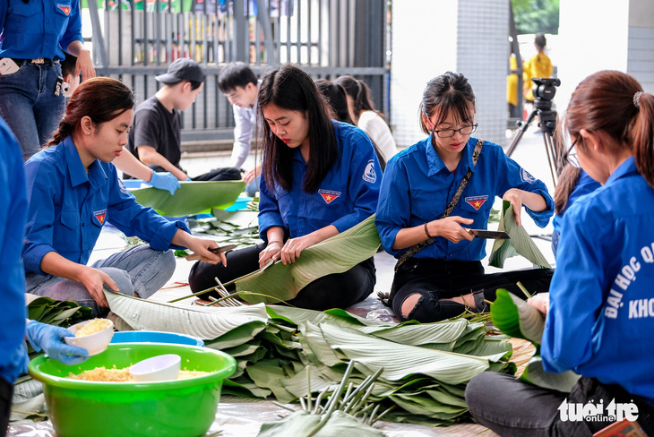 Hoa hậu Tiểu Vy lần đầu gói bánh chưng tặng trẻ em vùng cao - Ảnh 6.