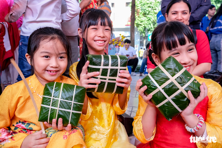 Hoa hậu Tiểu Vy lần đầu gói bánh chưng tặng trẻ em vùng cao - Ảnh 5.