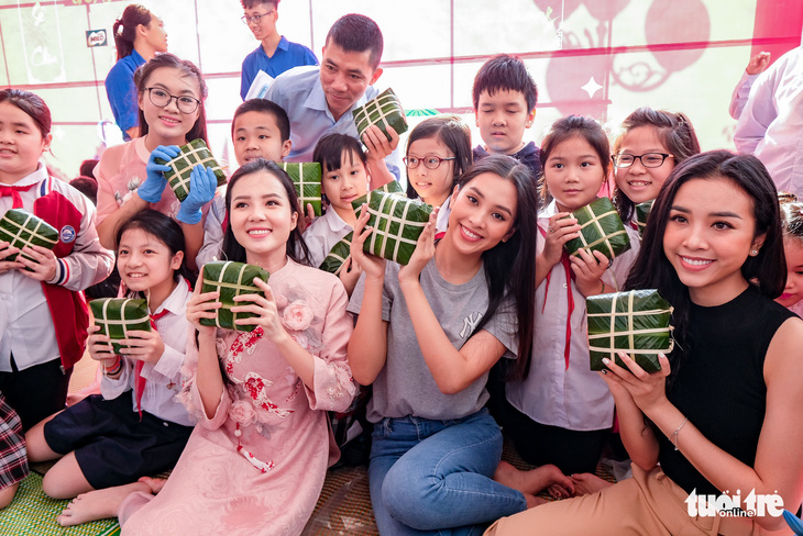 Hoa hậu Tiểu Vy lần đầu gói bánh chưng tặng trẻ em vùng cao - Ảnh 4.