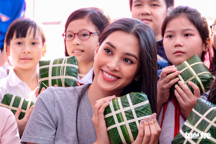 Hoa hậu Tiểu Vy lần đầu gói bánh chưng tặng trẻ em vùng cao - Ảnh 3.