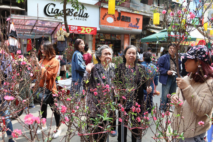 Từ 9-1, Hà Nội cấm đường một loạt tuyến phố cổ để tổ chức Chợ hoa Xuân 2020 - Ảnh 1.