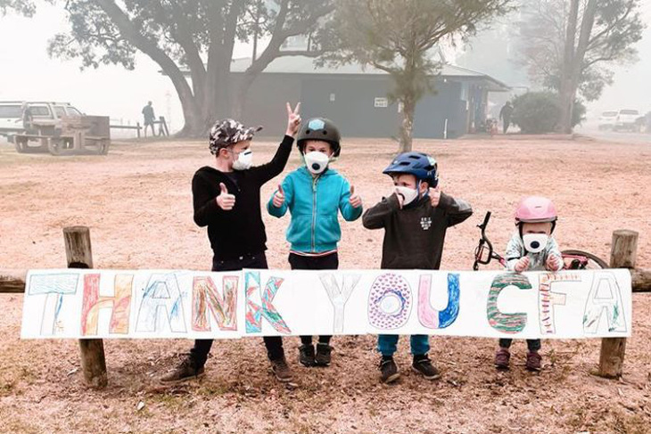 Trẻ em vẽ tranh, người lớn viết lời cảm ơn trên mái nhà dành cho lính cứu hỏa - Ảnh 3.