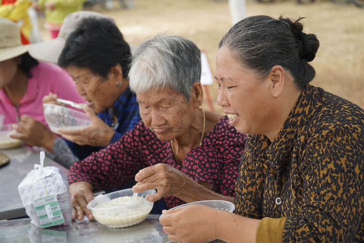 Chợ tết 0 đồng và nồi cháo gà miễn phí - Ảnh 7.