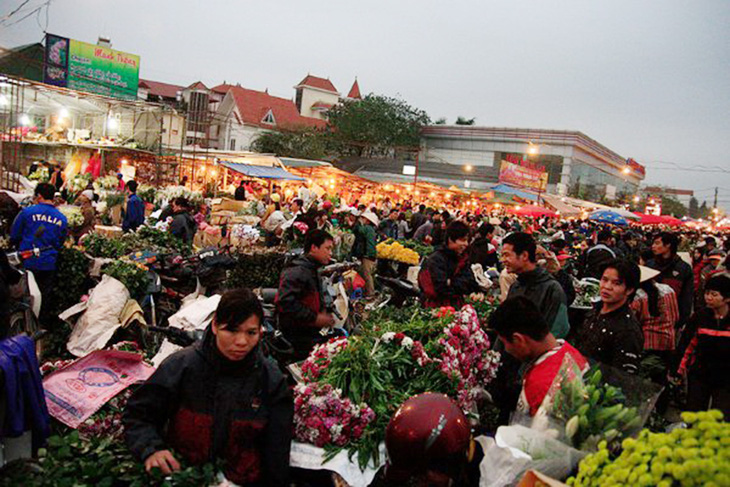 Một vòng chợ hoa tết Quảng Bá - Ảnh 1.