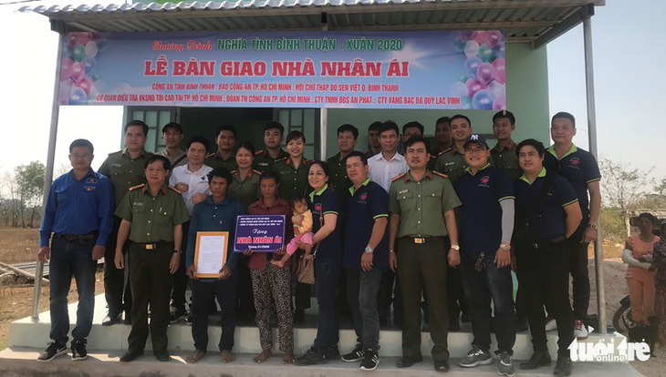 Đoàn thanh niên Công an TP.HCM trao quà tết vùng khó khăn tỉnh Bình Thuận - Ảnh 1.