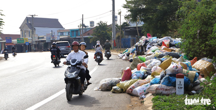 Rác tràn ngập trung tâm thành phố Bảo Lộc - Ảnh 1.