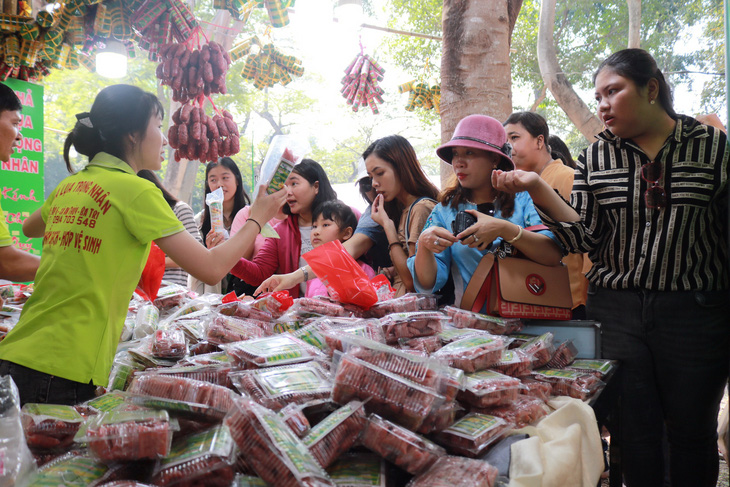 Mua sắm tết vào cao điểm - Ảnh 1.