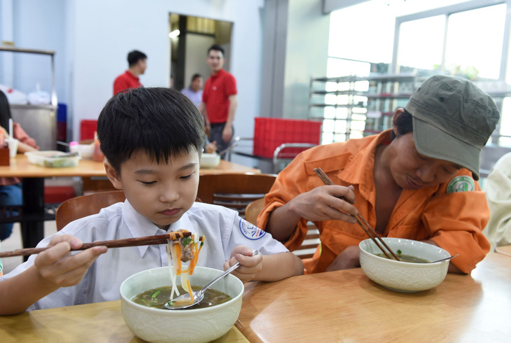 40 gia đình công nhân vệ sinh được cao thủ nấu phở số 1 bưng phở tận bàn - Ảnh 3.