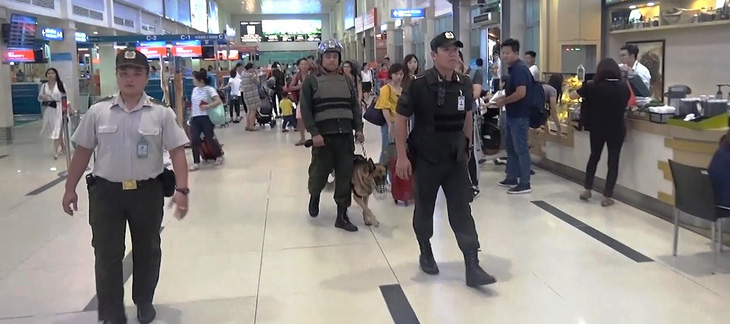 Hai đối tượng giả dạng đón kiều bào ở sân bay Tân Sơn Nhất để móc túi - Ảnh 3.