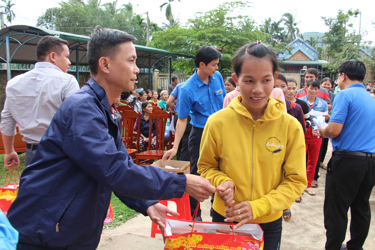 Trao 2.000 suất quà tết cho đồng bào nghèo 4 tỉnh Nam Trung Bộ - Ảnh 3.